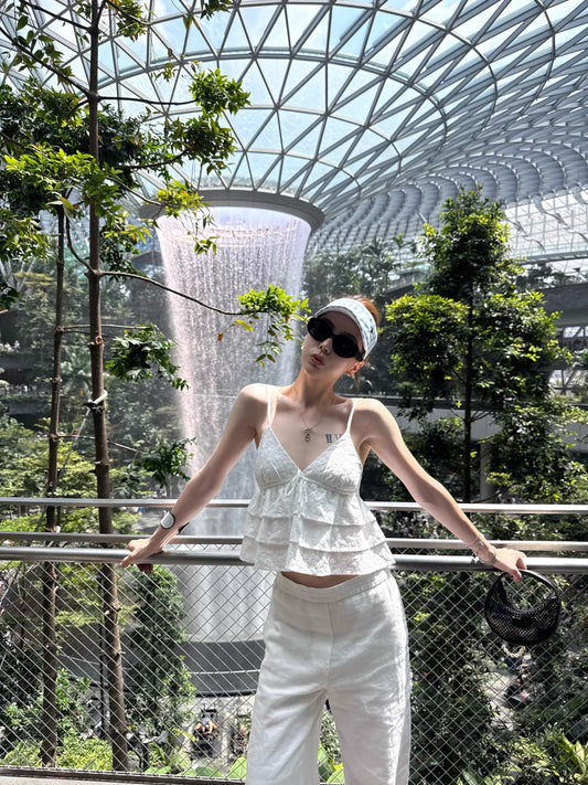 [Lin Qimai vs] Singapore Good Luck Camisole, White Ruffled Tie-Waist V-Neck Sleeveless Top for Women