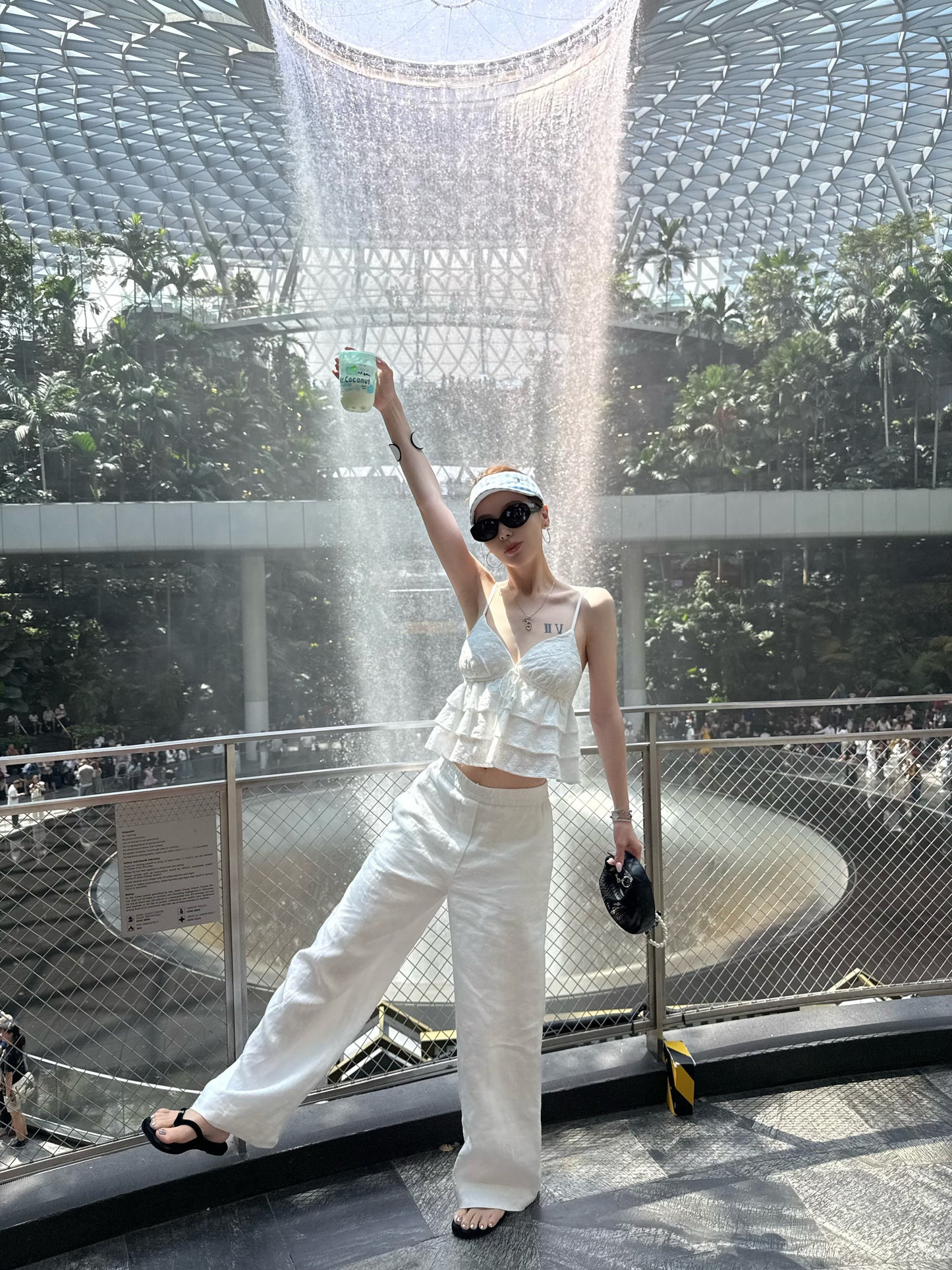 [Lin Qimai vs] Singapore Good Luck Camisole, White Ruffled Tie-Waist V-Neck Sleeveless Top for Women
