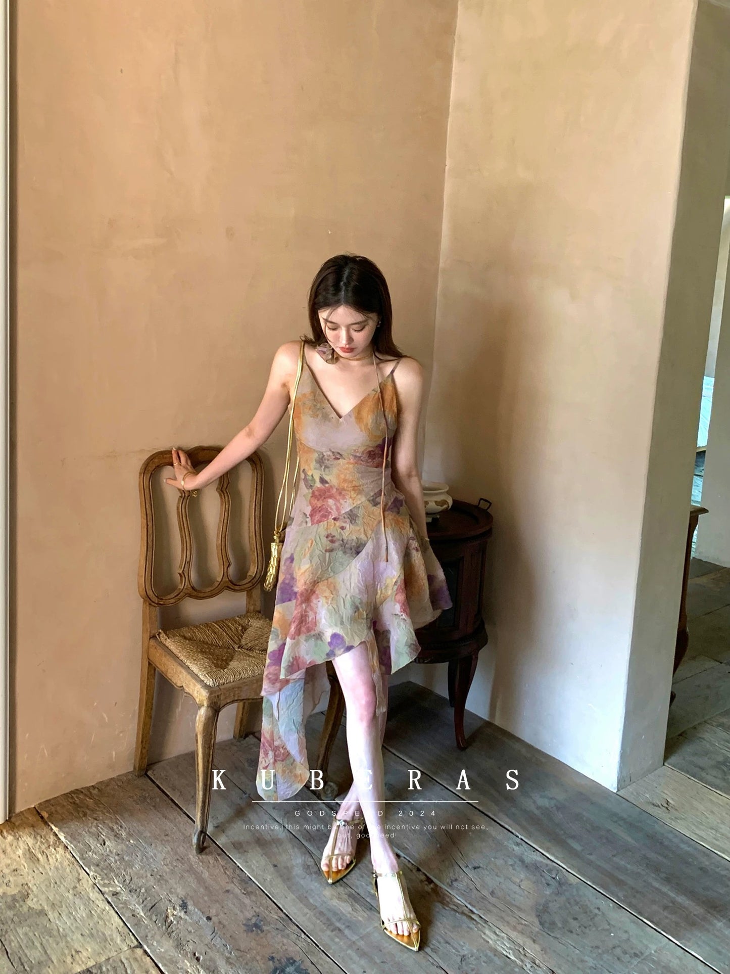 KUBERAS [Flowers] Retro and fashionable long V-neck puff sleeves + short suspender irregular dress