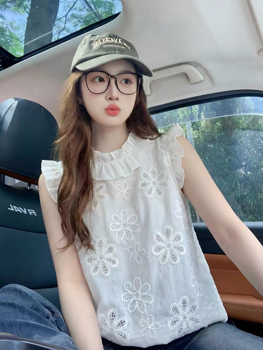 White embroidered short-sleeved shirt with flutter sleeves for women, summer 2026 new style, unique, youthful, slimming top/blouse.