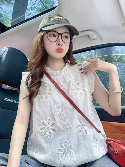 White embroidered short-sleeved shirt with flutter sleeves for women, summer 2026 new style, unique, youthful, slimming top/blouse.
