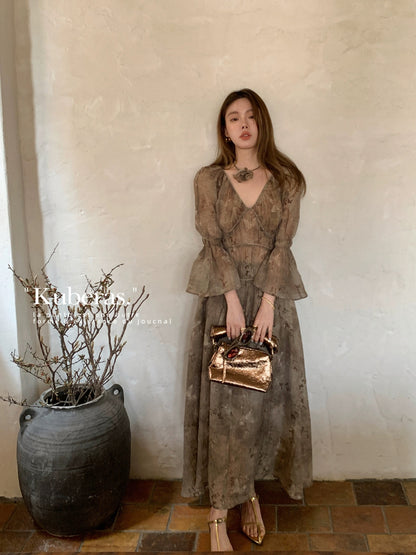 KUBERAS [Liudie] Retro and fashionable long V-neck puff sleeves + short suspender irregular dress