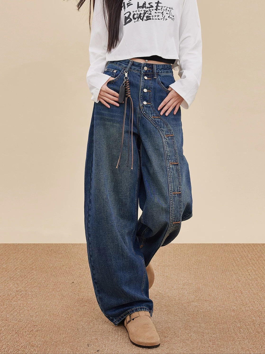 EDX American-style curved blade jeans for women, 2025 Fall/Winter, retro button and sickle design, high-waisted wide-leg curved blade pants.