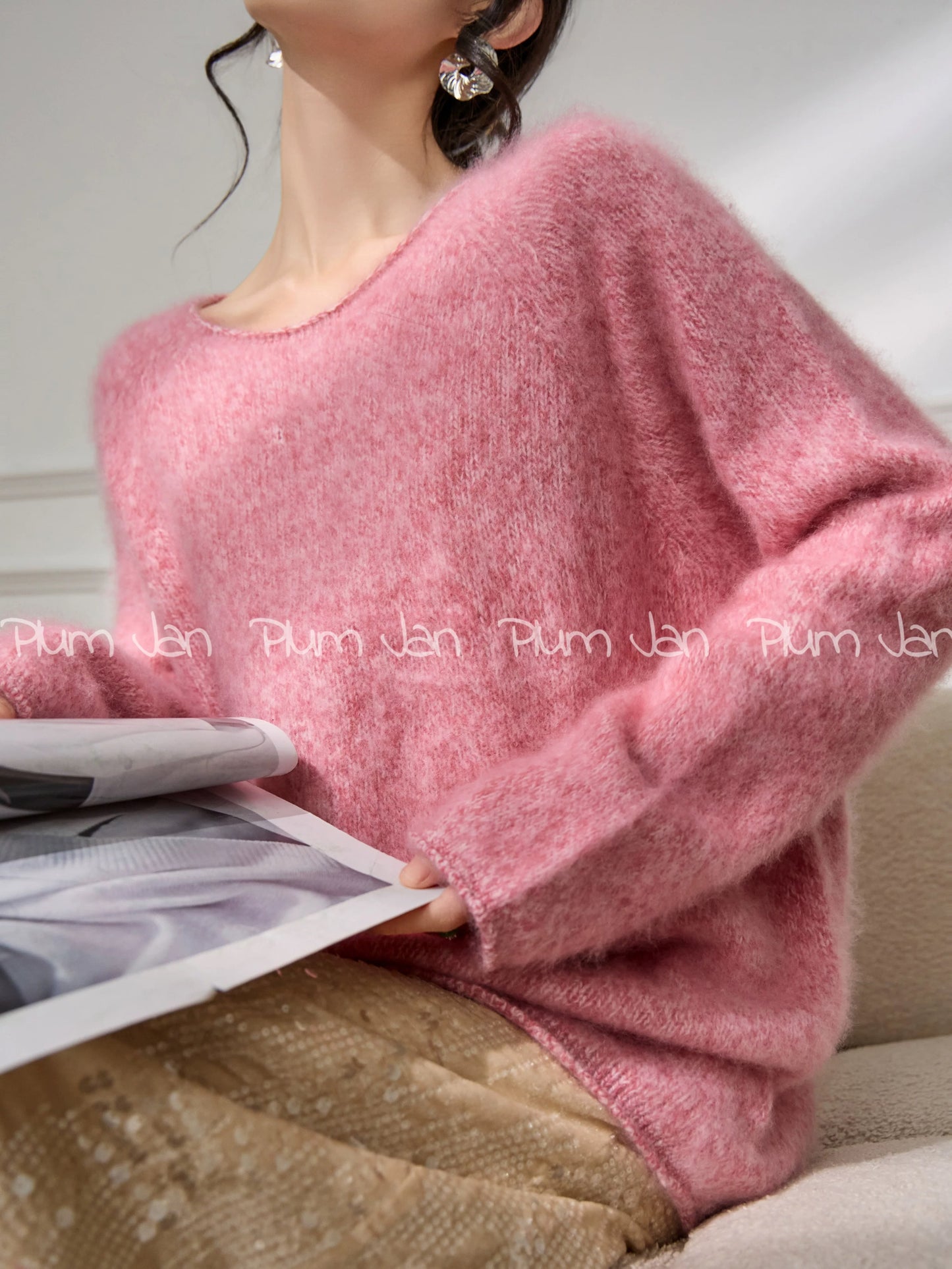Plum Jan's Korean-style design top, a soft and gentle pink loose-fitting knit sweater perfect for winter.