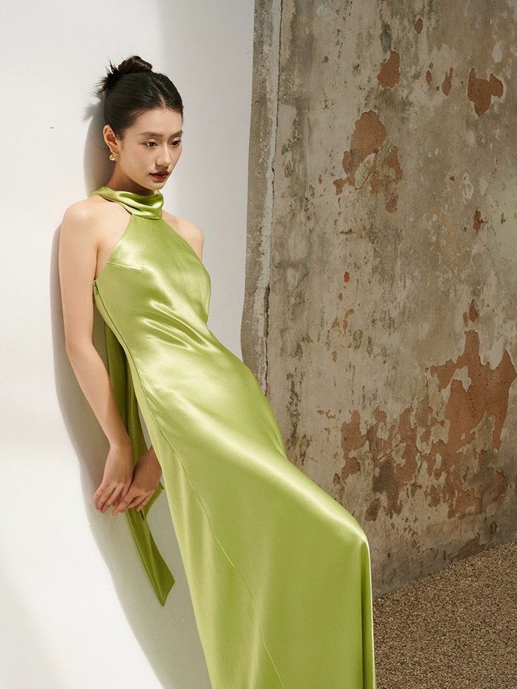 The official halter neck ribbon evening dress with personality niche parrot green seaside holiday party dress