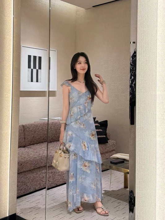 Xia Shiwen's flowy chiffon printed V-neck slim-fit dress with short flutter sleeves and irregular layered ruffles.