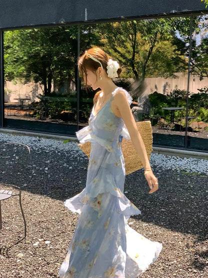 Xia Shiwen's flowy chiffon printed V-neck slim-fit dress with short flutter sleeves and irregular layered ruffles.