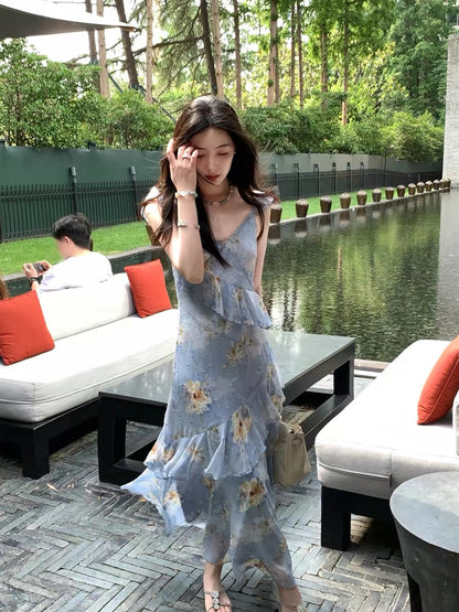 Xia Shiwen's flowy chiffon printed V-neck slim-fit dress with short flutter sleeves and irregular layered ruffles.