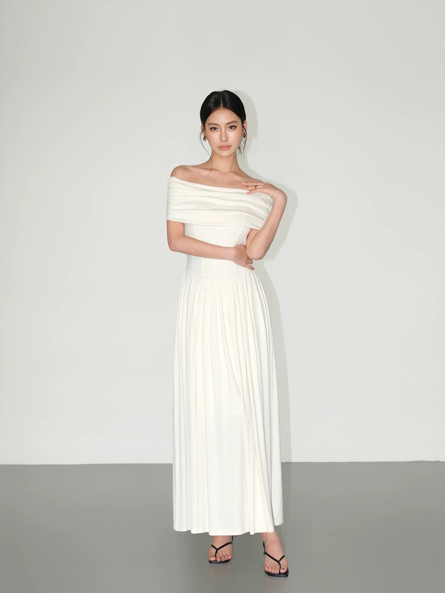 NEVA HU French one-shoulder knitted dress for women, high-end temperament, waist-length pleated skirt, off-shoulder long skirt