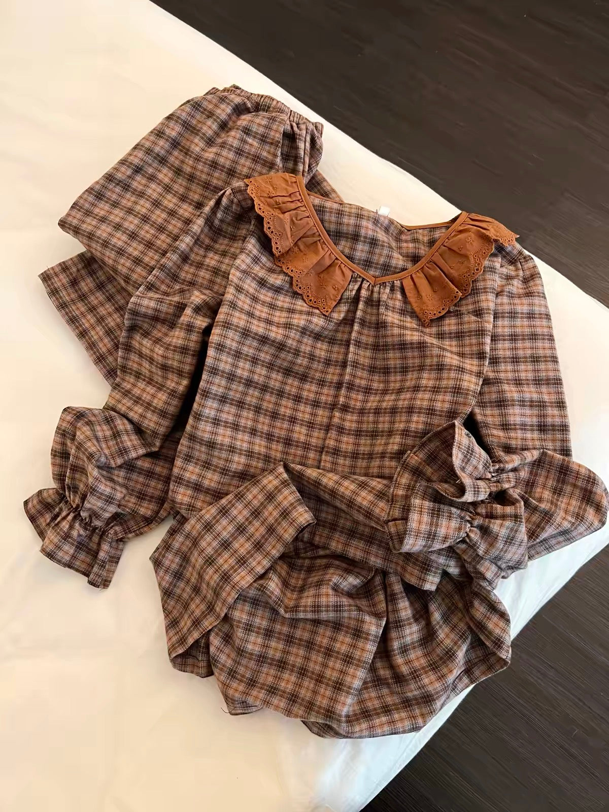 Sin Glee Korean-style relaxed-fit plaid pajama set with ruffled details—suitable for lounging or casual wear (Spring/Autumn).