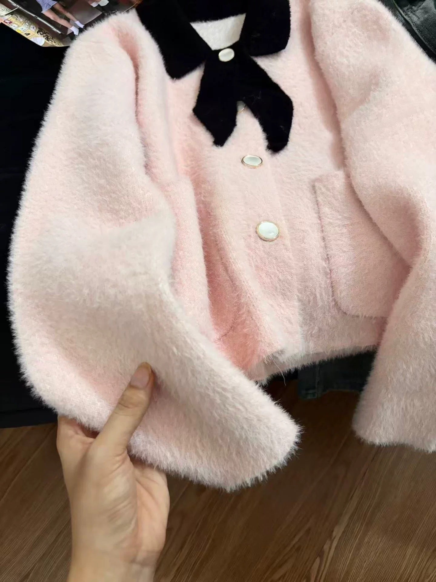 Korean style soft pink short cardigan for women, 2025 autumn and winter new style, student mink fleece knitted cardigan top