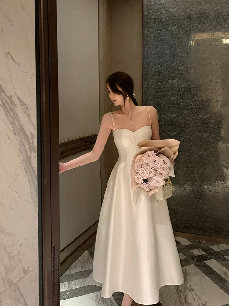 Tongse | First Encounter Skirt. Comes with pearlescent white suspender dress. Slim, high-waisted and high-end skirt. Long skirt.