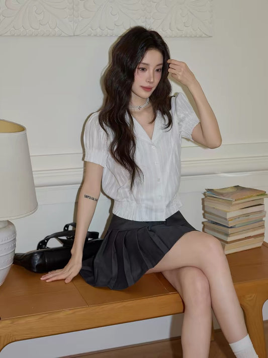 Chaochao's French-style white textured short-sleeved shirt for women, 2026 summer style, collared, puff sleeves, fitted waist, cropped top.