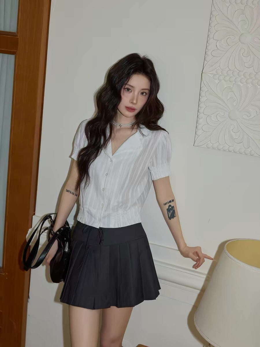 Chaochao's French-style white textured short-sleeved shirt for women, 2026 summer style, collared, puff sleeves, fitted waist, cropped top.
