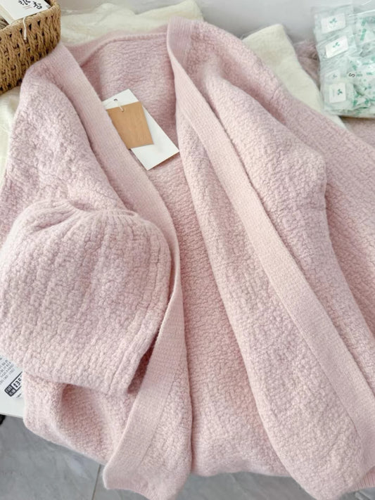 Highly recommended! A soft, textured, button-free knit cardigan in pink—a gentle, cozy outer layer for autumn.