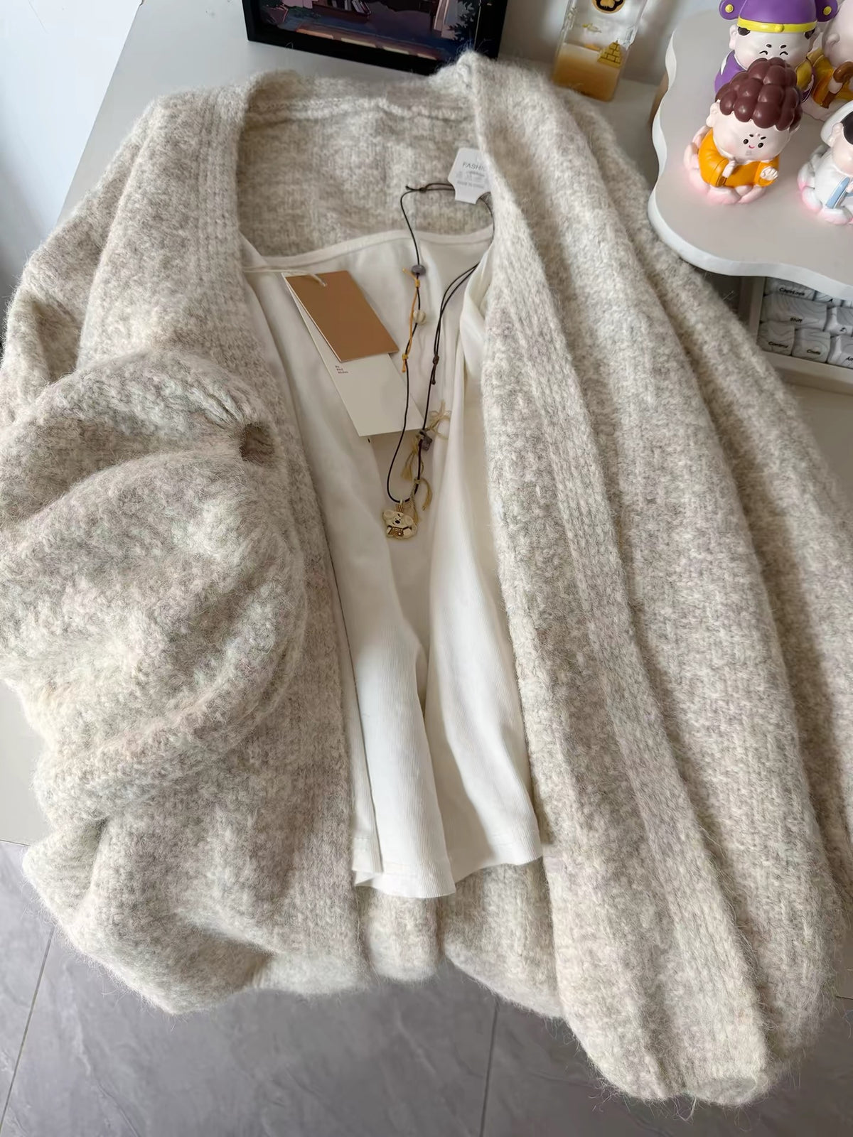 Highly recommended! A loose-fitting, V-neck, buttonless knit cardigan in apricot—perfect for a relaxed, laid-back autumn look.