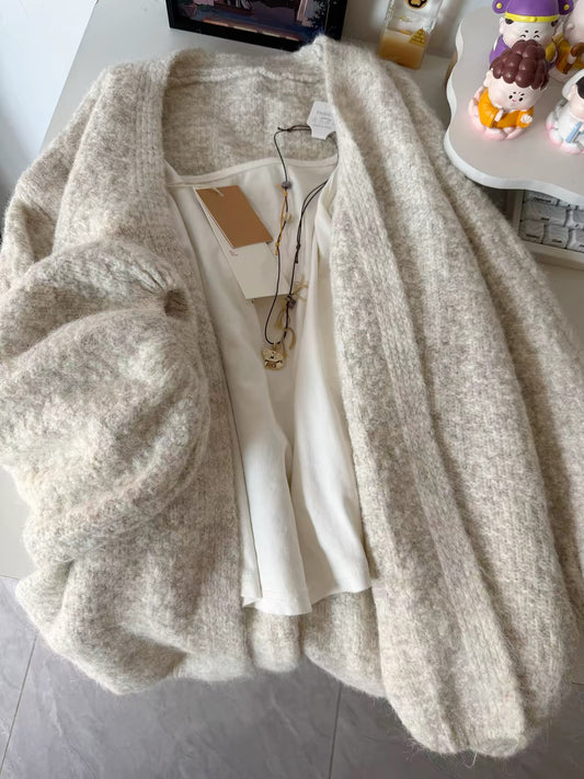 Highly recommended! A loose-fitting, V-neck, buttonless knit cardigan in apricot—perfect for a relaxed, laid-back autumn look.