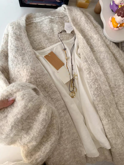 Highly recommended! A loose-fitting, V-neck, buttonless knit cardigan in apricot—perfect for a relaxed, laid-back autumn look.