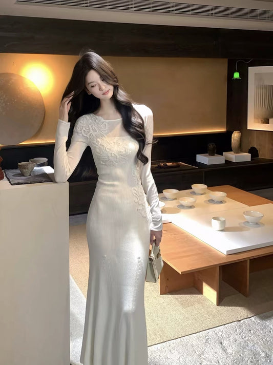 Yi Shike" [Jade Glaze] — A gentle, elegant, long-sleeved, mermaid-style knit dress featuring lace accents and a figure-flattering, slim-fit silhouette.