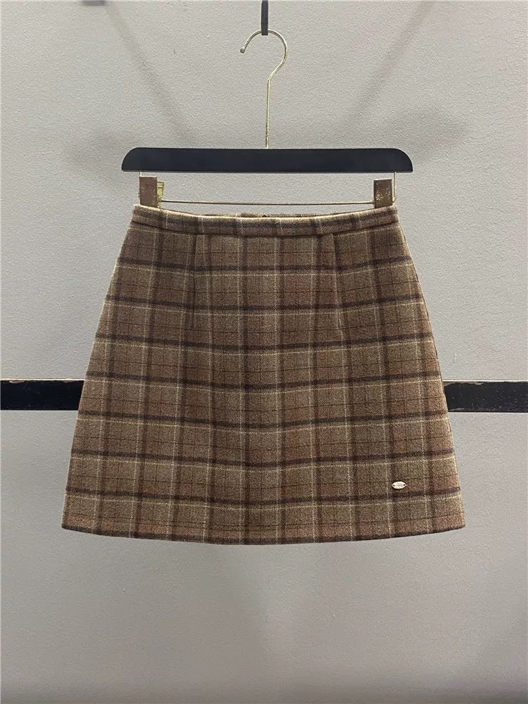Retro brown wool plaid midi skirt for women, 2025 autumn/winter, preppy style, high-waisted, slimming A-line bodycon mini skirt.