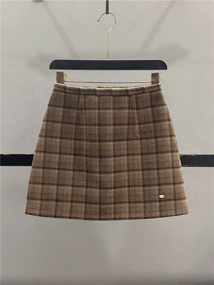 Retro brown wool plaid midi skirt for women, 2025 autumn/winter, preppy style, high-waisted, slimming A-line bodycon mini skirt.
