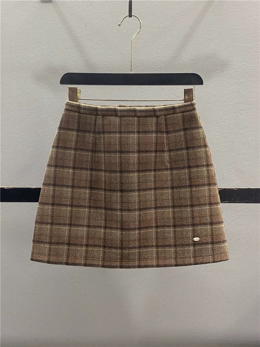 Retro brown wool plaid midi skirt for women, 2025 autumn/winter, preppy style, high-waisted, slimming A-line bodycon mini skirt.