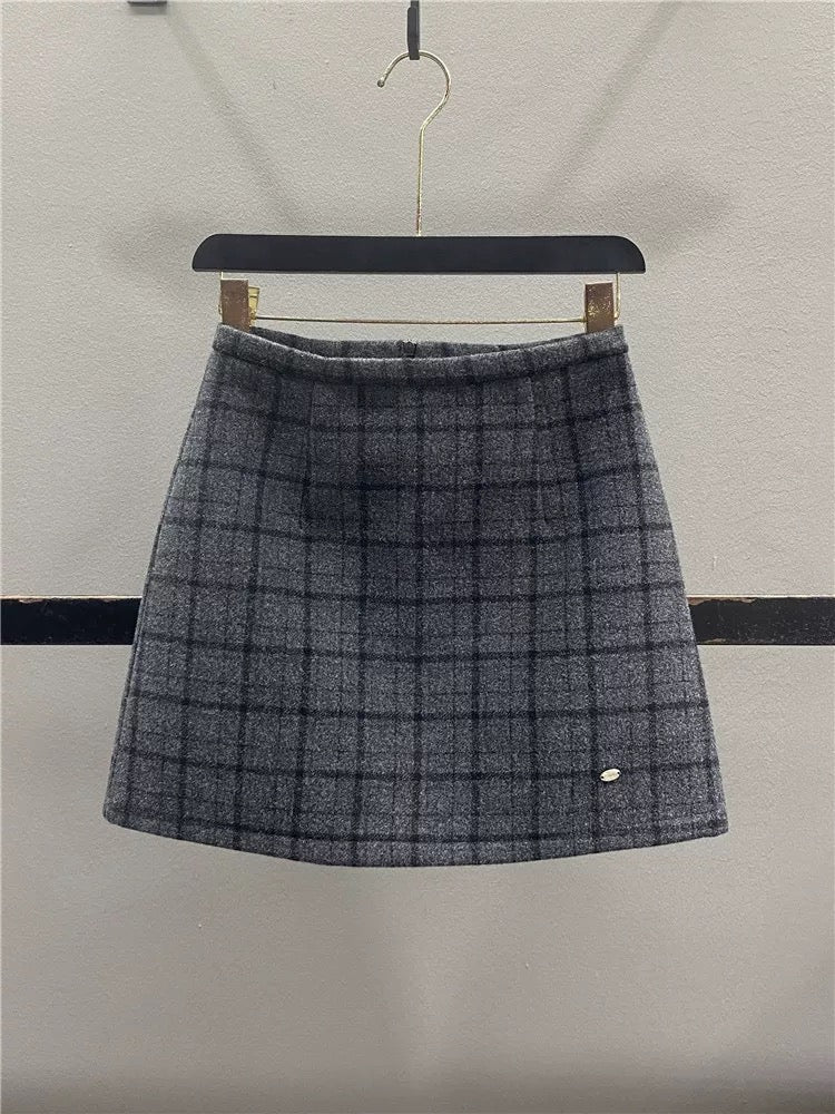 Retro brown wool plaid midi skirt for women, 2025 autumn/winter, preppy style, high-waisted, slimming A-line bodycon mini skirt.
