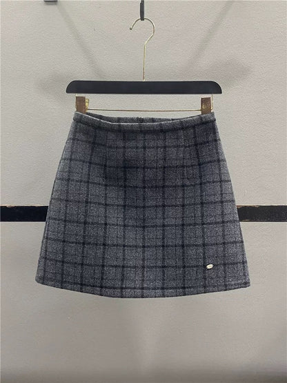 Retro brown wool plaid midi skirt for women, 2025 autumn/winter, preppy style, high-waisted, slimming A-line bodycon mini skirt.
