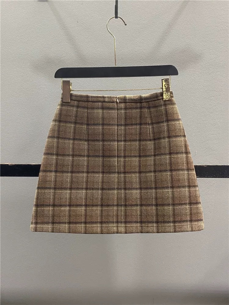 Retro brown wool plaid midi skirt for women, 2025 autumn/winter, preppy style, high-waisted, slimming A-line bodycon mini skirt.