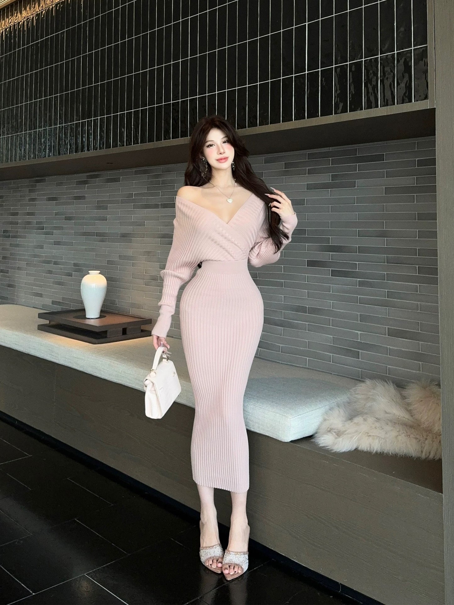 Dust Deng Deng V-neck knitted dress for women 2024 autumn and winter new style hip-covering skirt, long skirt, waist-cinching skirt