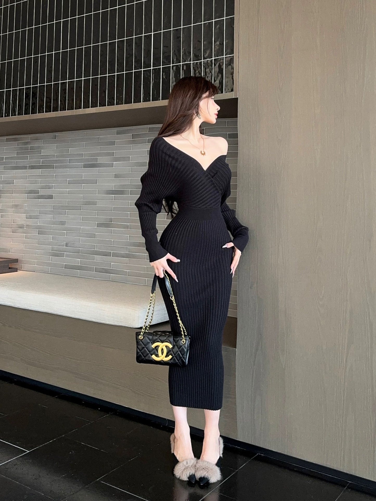 Dust Deng Deng V-neck knitted dress for women 2024 autumn and winter new style hip-covering skirt, long skirt, waist-cinching skirt