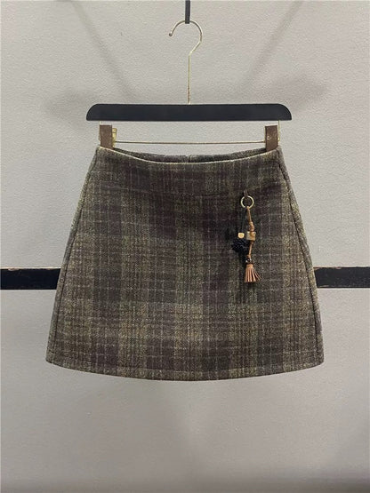 Retro plaid wool midi skirt for women, 2025 autumn/winter, design-conscious, high-waisted, slimming A-line bodycon skirt, short skirt.