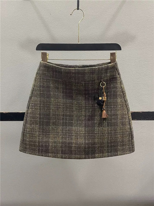 Retro plaid wool midi skirt for women, 2025 autumn/winter, design-conscious, high-waisted, slimming A-line bodycon skirt, short skirt.