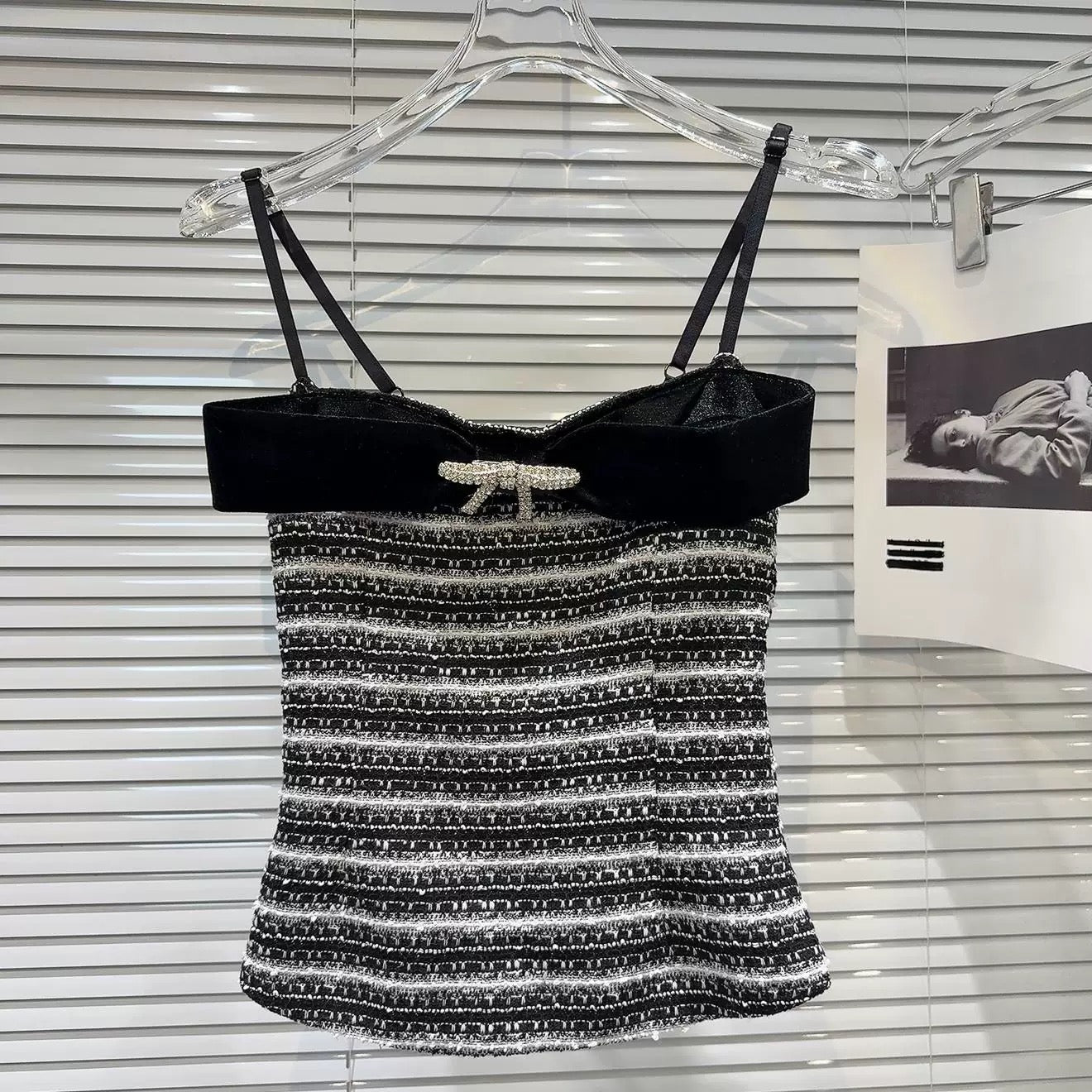 Internet celebrity style 2025 summer new style temperament lady rhinestone bow pin velvet edge striped camisole