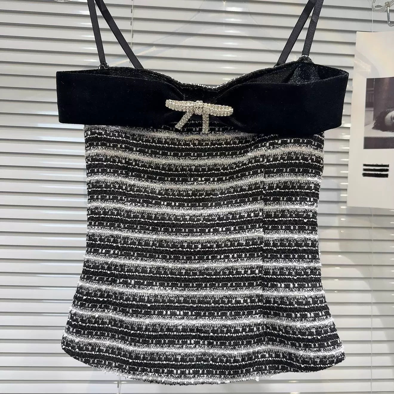 Internet celebrity style 2025 summer new style temperament lady rhinestone bow pin velvet edge striped camisole