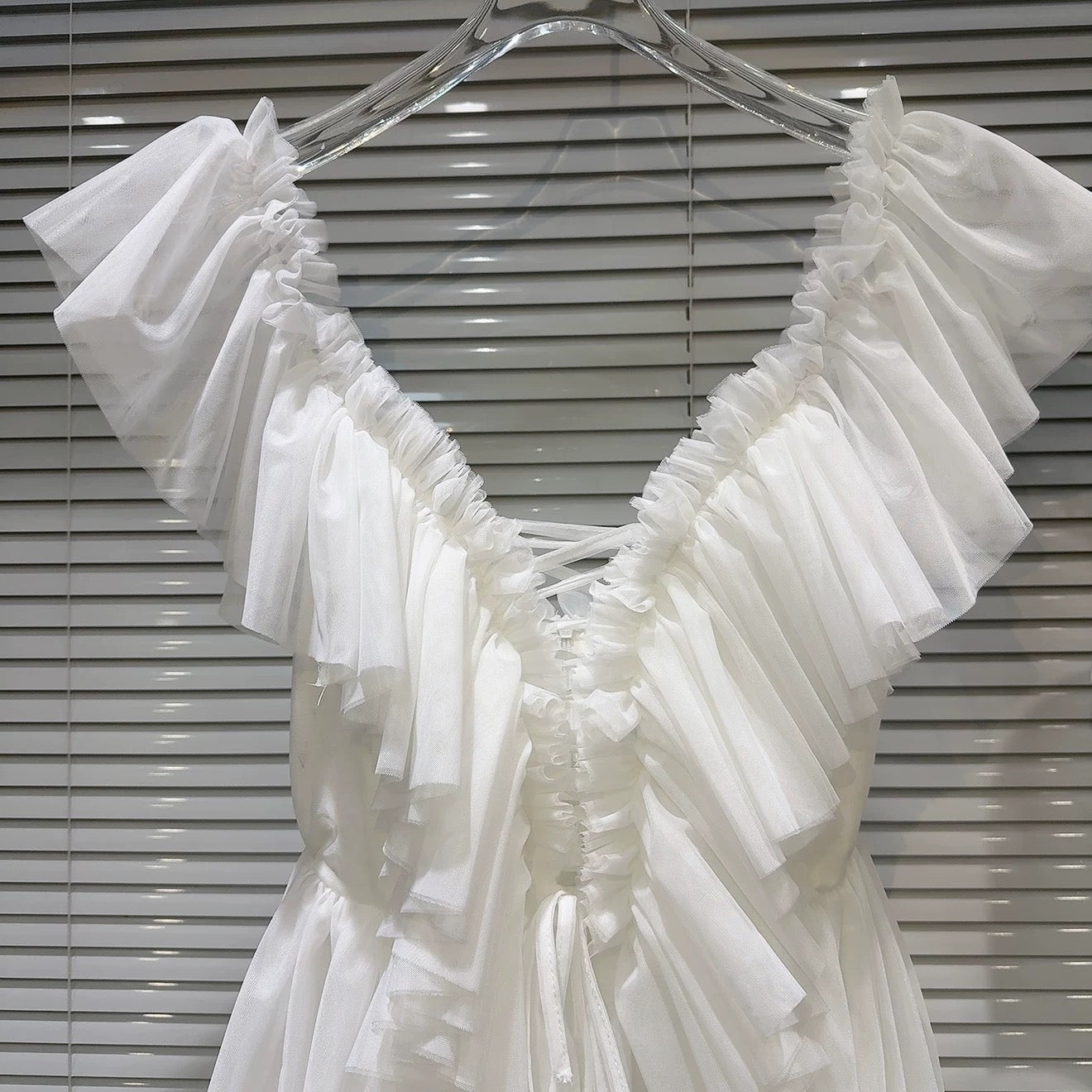 Internet celebrity style 2025 summer new French lady V-neck tie waist design solid color chiffon vest blouse