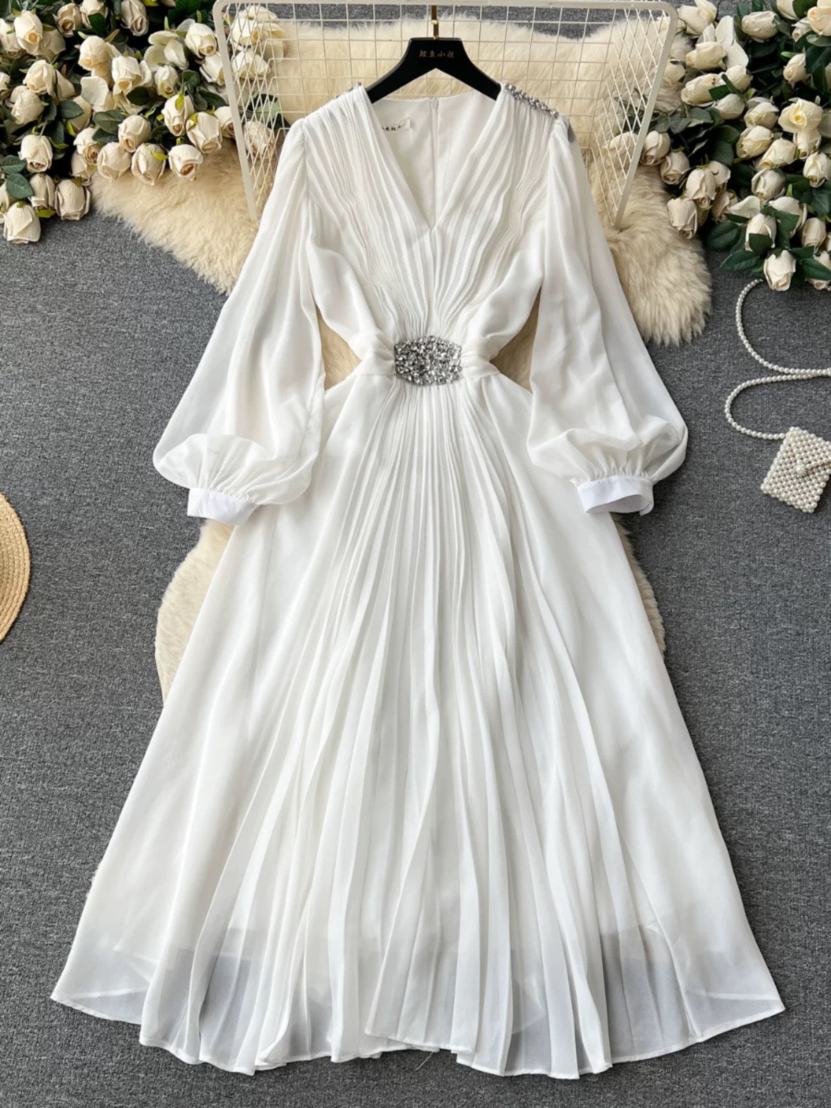 French retro high-end V-neck lantern sleeve studded dress for women with slim waist, elegant and elegant long skirt