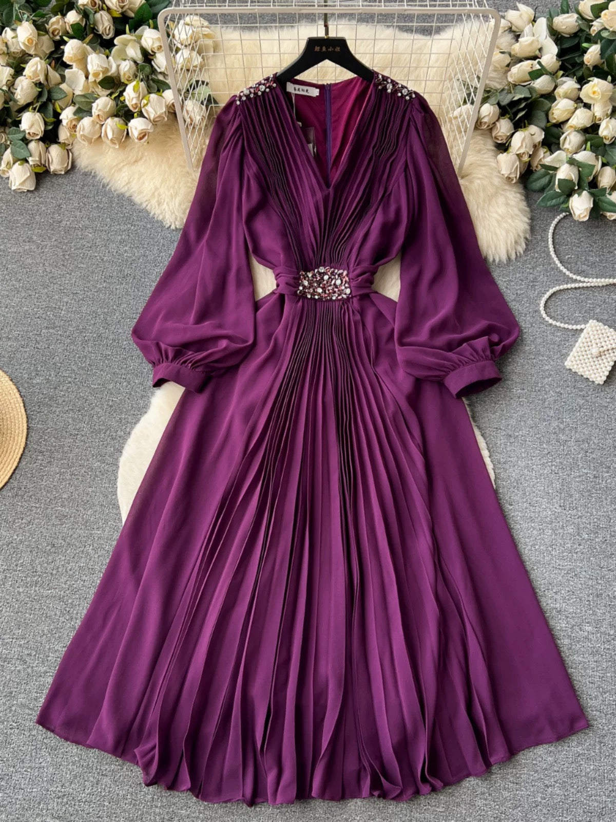 French retro high-end V-neck lantern sleeve studded dress for women with slim waist, elegant and elegant long skirt