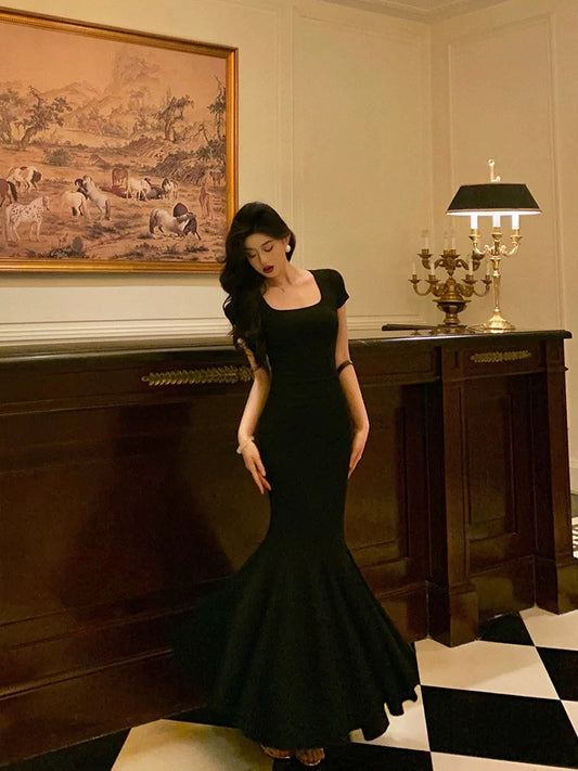 Gft sTudio [Lotus Step by Step] French temperament short-sleeved pleated waist black square neck fishtail dress