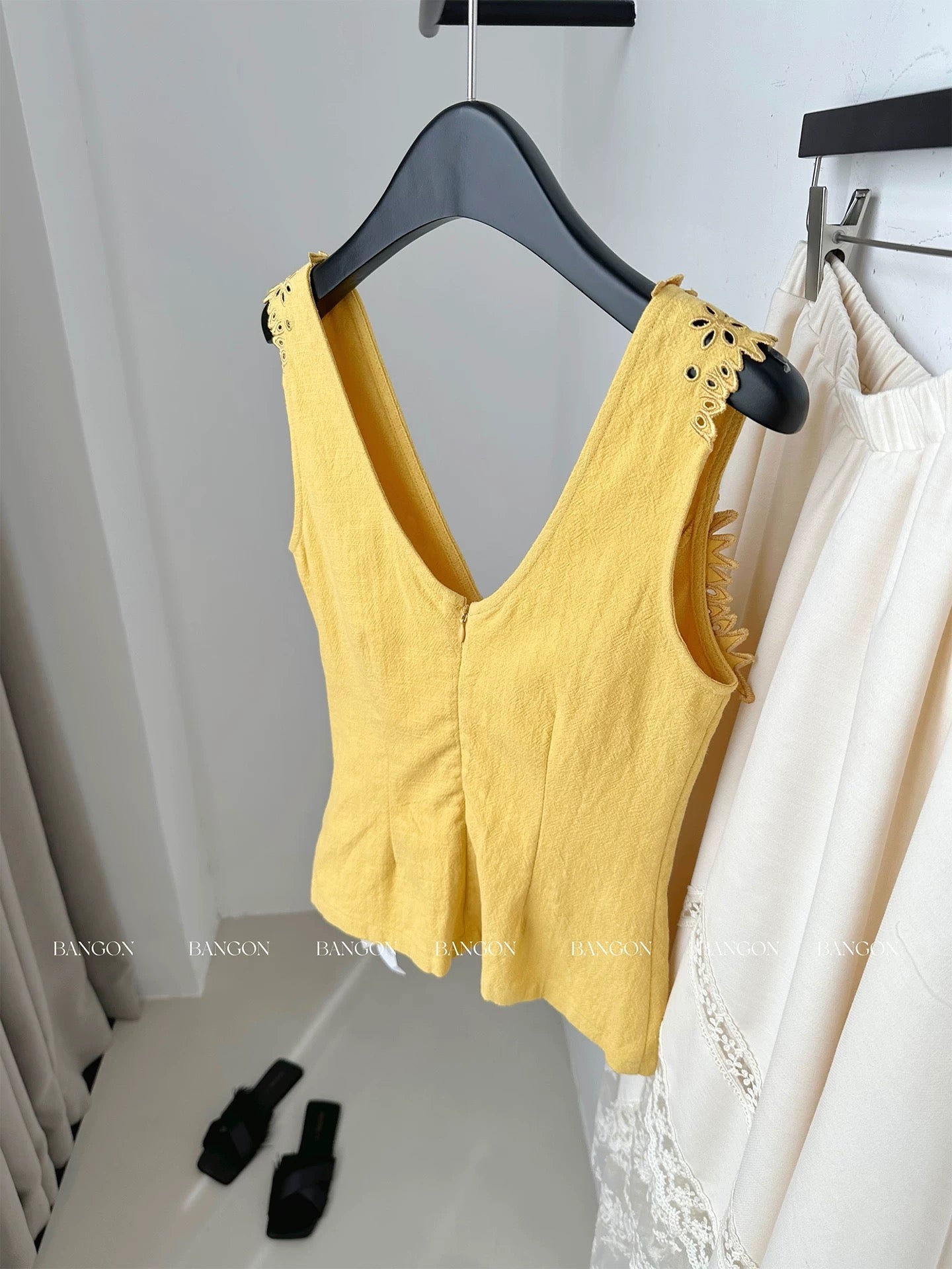 BANGON INS Yellow V-neck hollow camisole French retro waist slim design niche top