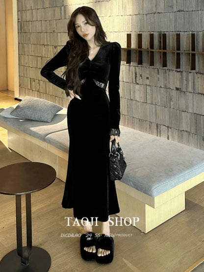 French style v-neck lace spliced velvet dress for women in autumn, high-end waist slimming fishtail long skirt