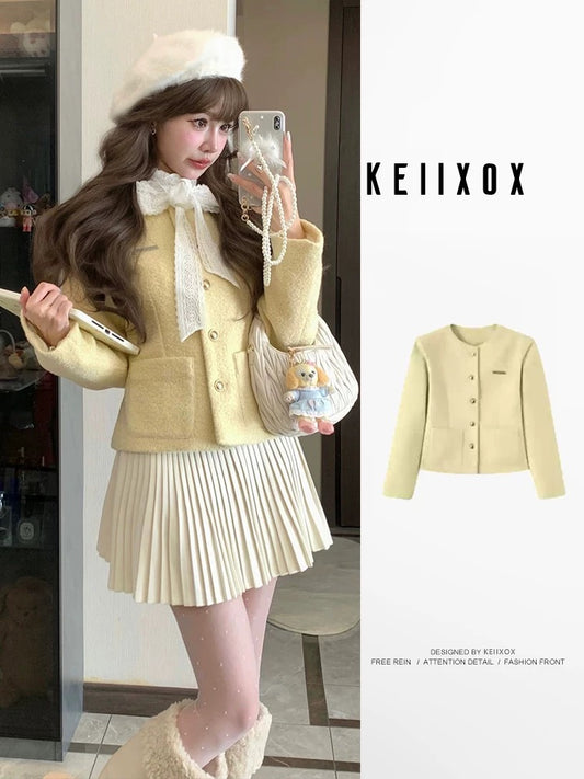 This short, yellow wool coat for women, perfect for autumn and winter, exudes a unique and stylish French chic vibe.