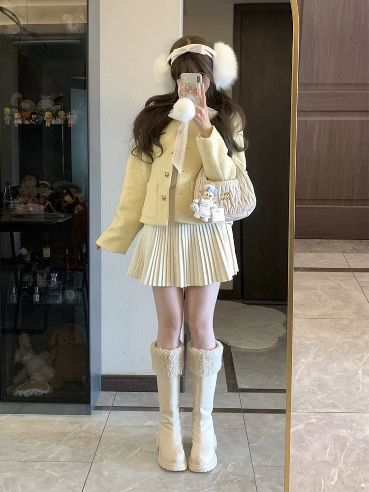 This short, yellow wool coat for women, perfect for autumn and winter, exudes a unique and stylish French chic vibe.