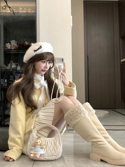 This short, yellow wool coat for women, perfect for autumn and winter, exudes a unique and stylish French chic vibe.