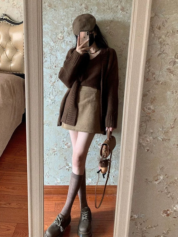 A complete OOTD outfit for early autumn: a Merrill camisole cardigan jacket and short skirt two-piece set.