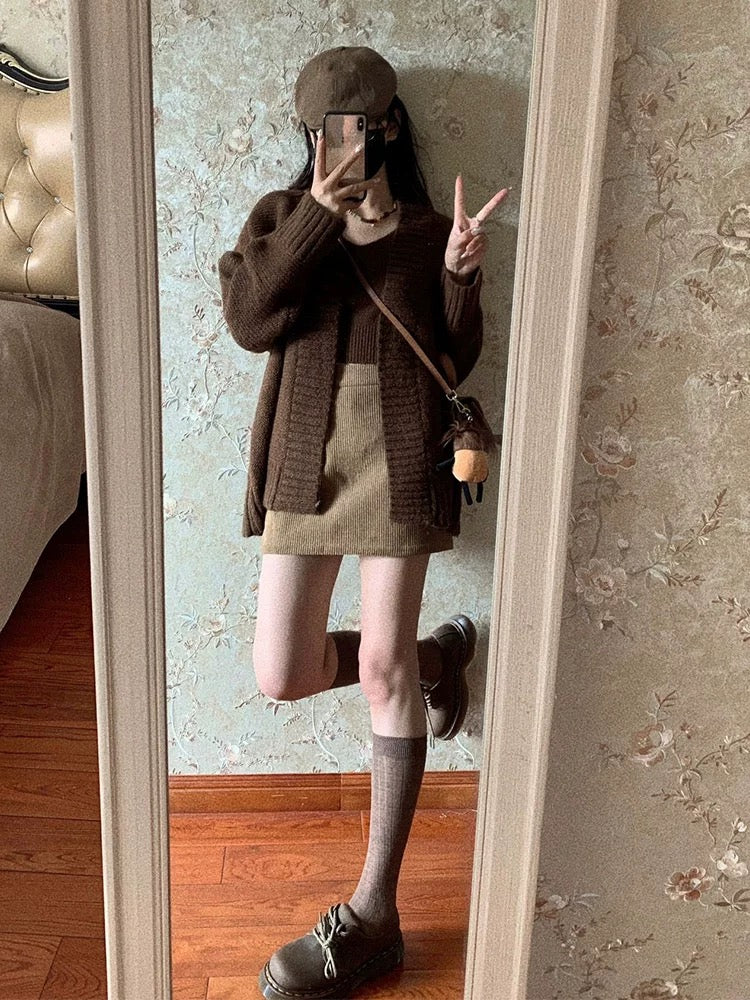 A complete OOTD outfit for early autumn: a Merrill camisole cardigan jacket and short skirt two-piece set.