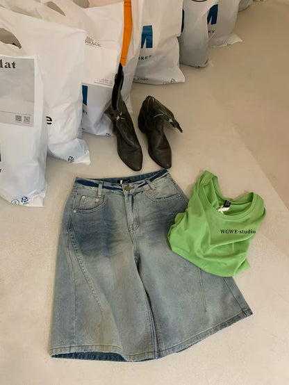 WGWE26 Summer Real-Shot: American-style vintage light-wash denim Bermuda shorts featuring distressed details, whisker fading, and a wide-leg cut.