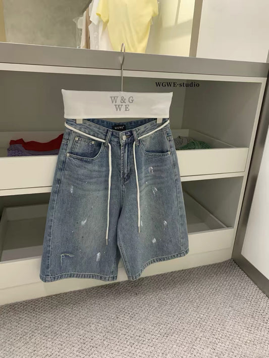 Special Offer [WGWE] American-style denim shorts: low-rise, straight-leg, knee-length casual shorts featuring distressed details, paint-splatter effects, and a hemp rope accent.