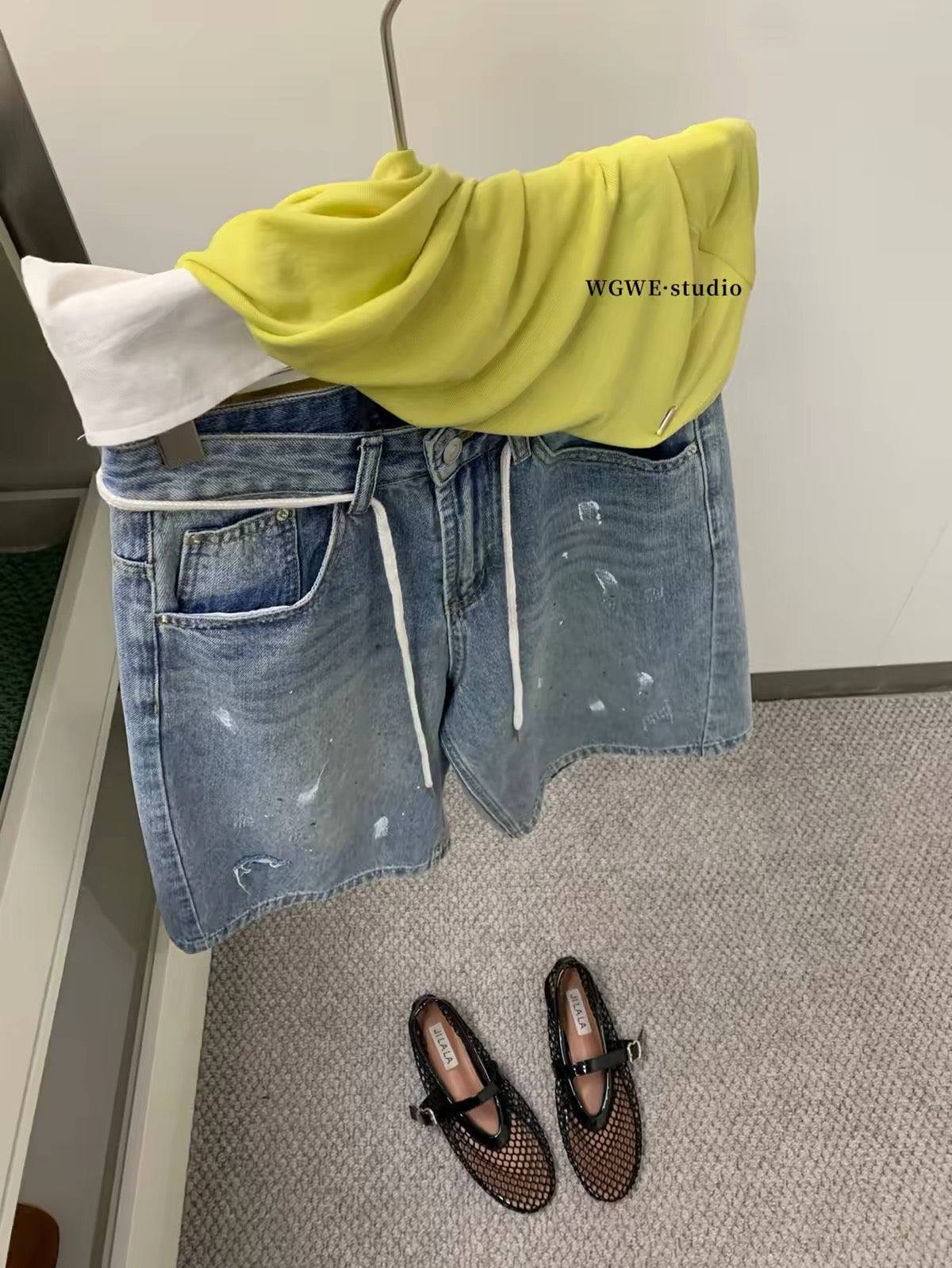 Special Offer [WGWE] American-style denim shorts: low-rise, straight-leg, knee-length casual shorts featuring distressed details, paint-splatter effects, and a hemp rope accent.