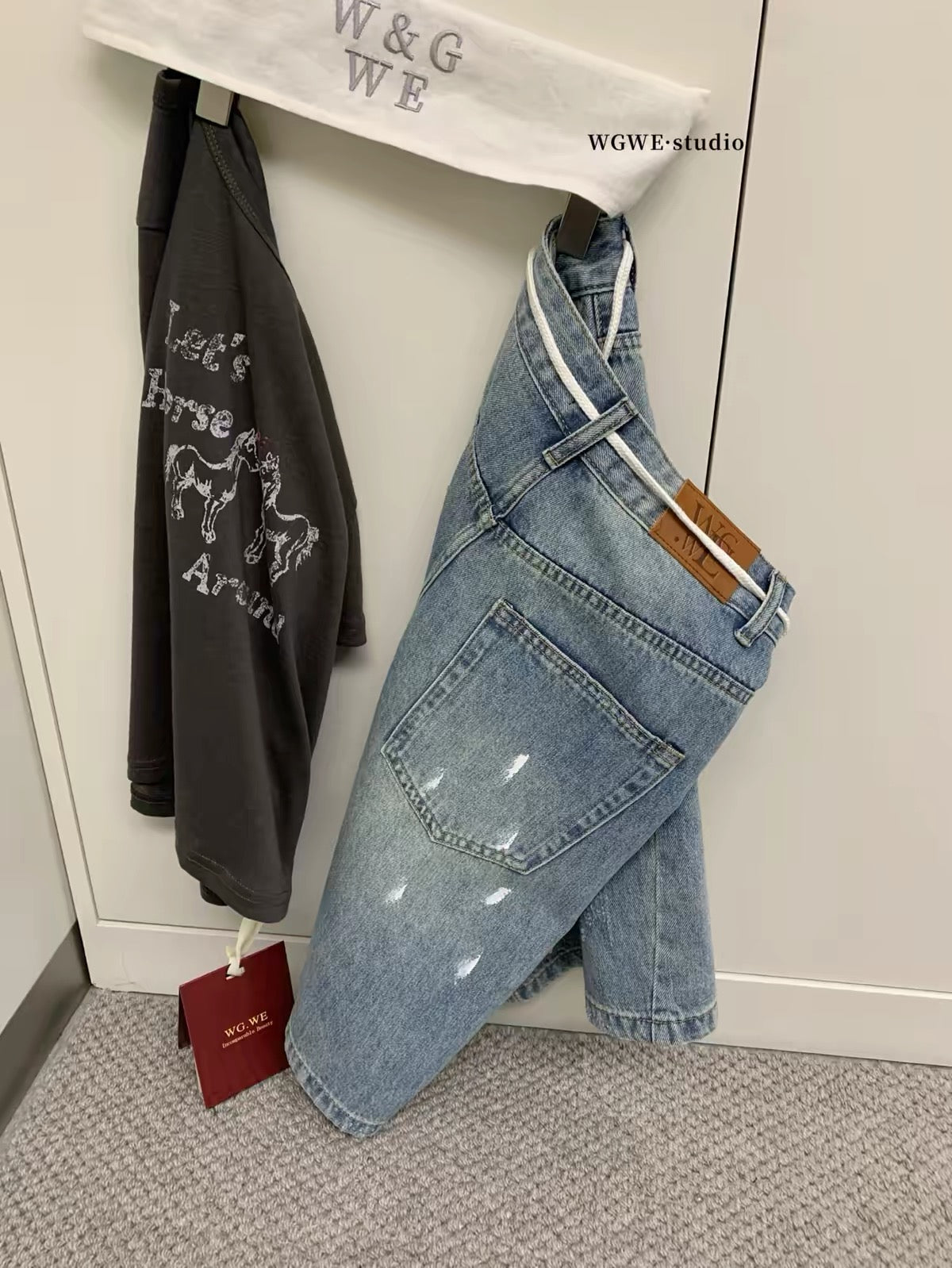 Special Offer [WGWE] American-style denim shorts: low-rise, straight-leg, knee-length casual shorts featuring distressed details, paint-splatter effects, and a hemp rope accent.